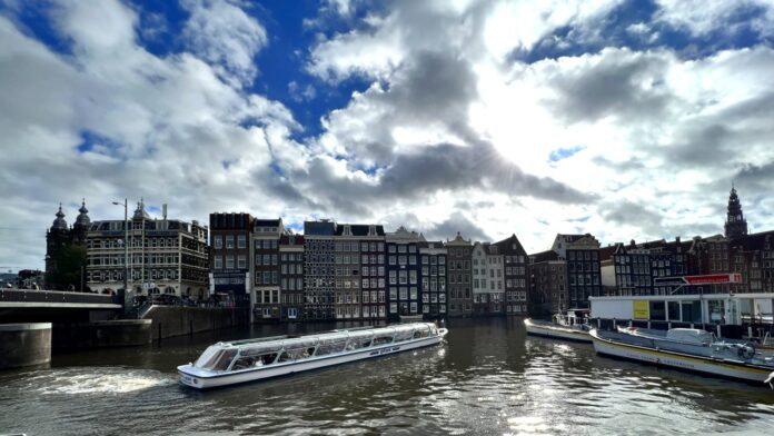 ภาพรวมของ ย่านพิพิธภัณฑ์ ที่มีอาคารสถาปัตยกรรมสวยงามคลาสสิก พร้อมผู้คนเดินเที่ยวบริเวณจัตุรัสหน้าพิพิธภัณฑ์