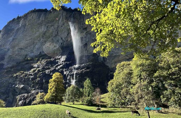 Staubbach Falls หมู่บ้าน Lauterbrunnen ประเทศสวิตเซอร์แลนด์