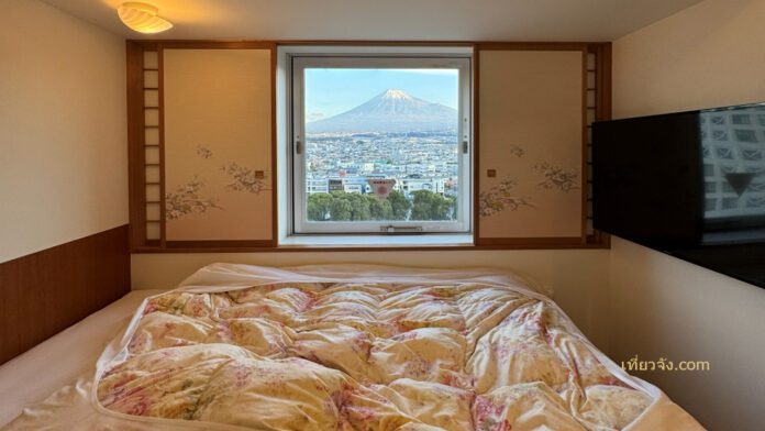 พวิวภูเขาไฟฟูจิเต็มตาจากหน้าต่างห้องพักของ HOTEL NISHIMURA ใน Fujinomiya Shizuoka ญี่ปุ่น