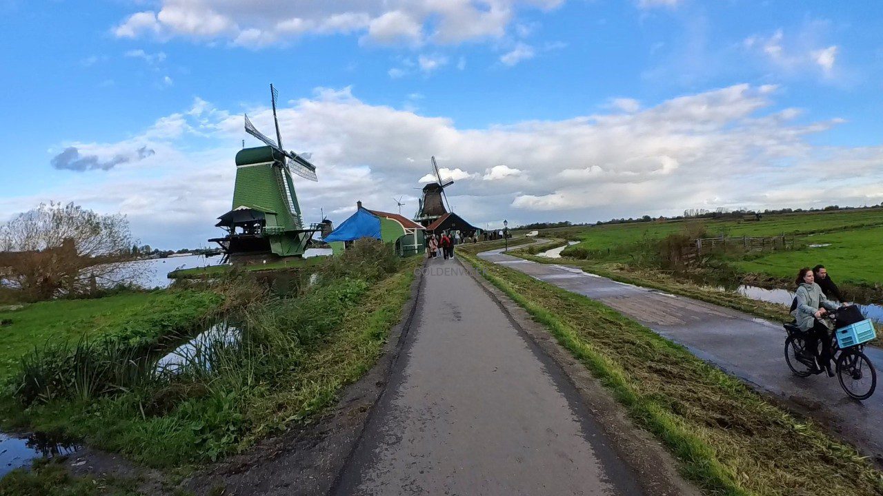 หมู่บ้านกังหันลม ซานส์ สคันส์ (Zaanse Schans) ถนนเลียบคลองและทุ่งหญ้า เนเธอร์แลนด์