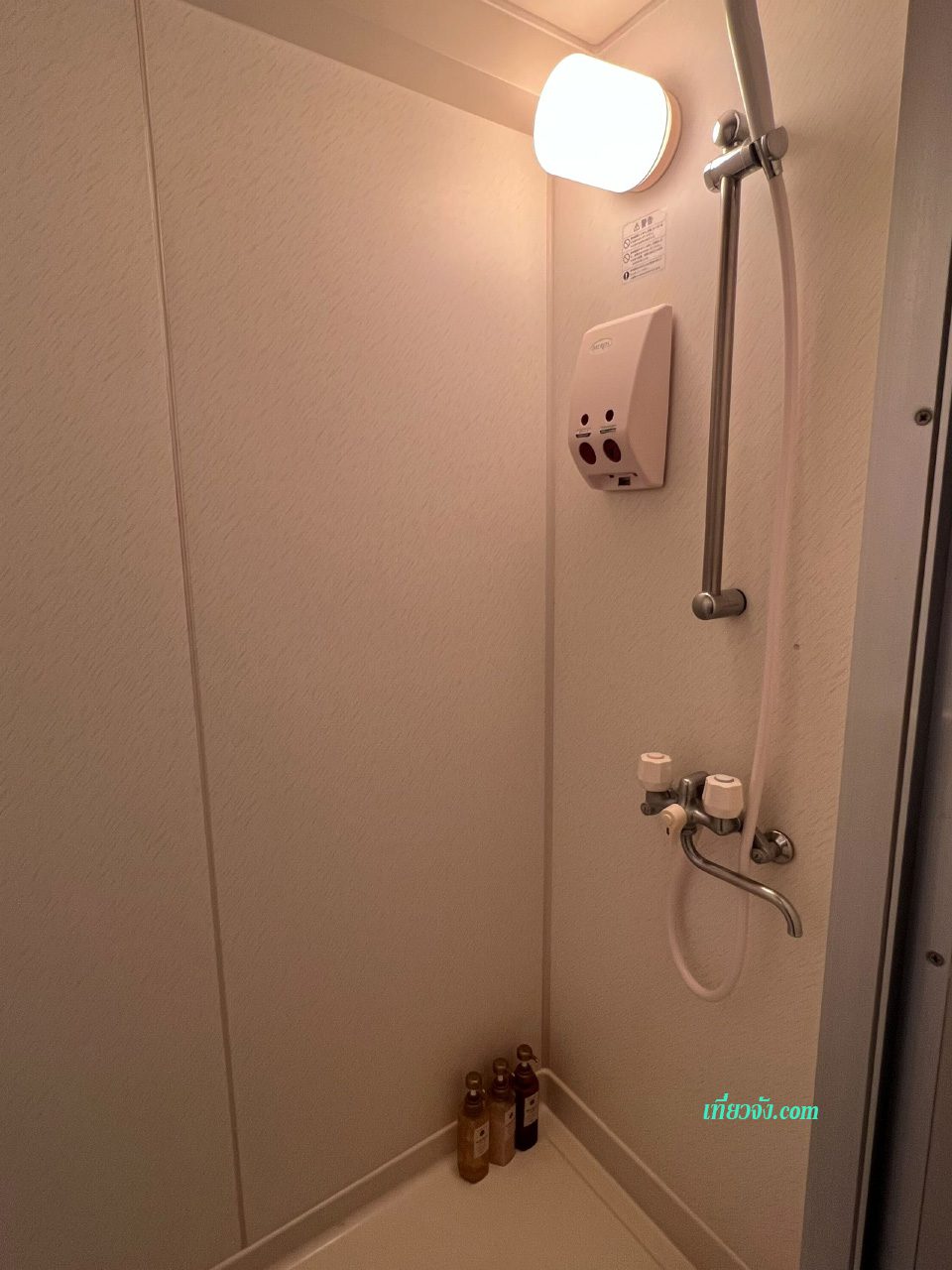 ภาพห้องอาบน้ำแบบ Shower Corner ในโรงแรม Tominoko Hotel ผนังสีขาวสะอาด มีฝักบัวและอุปกรณ์อาบน้ำติดผนัง