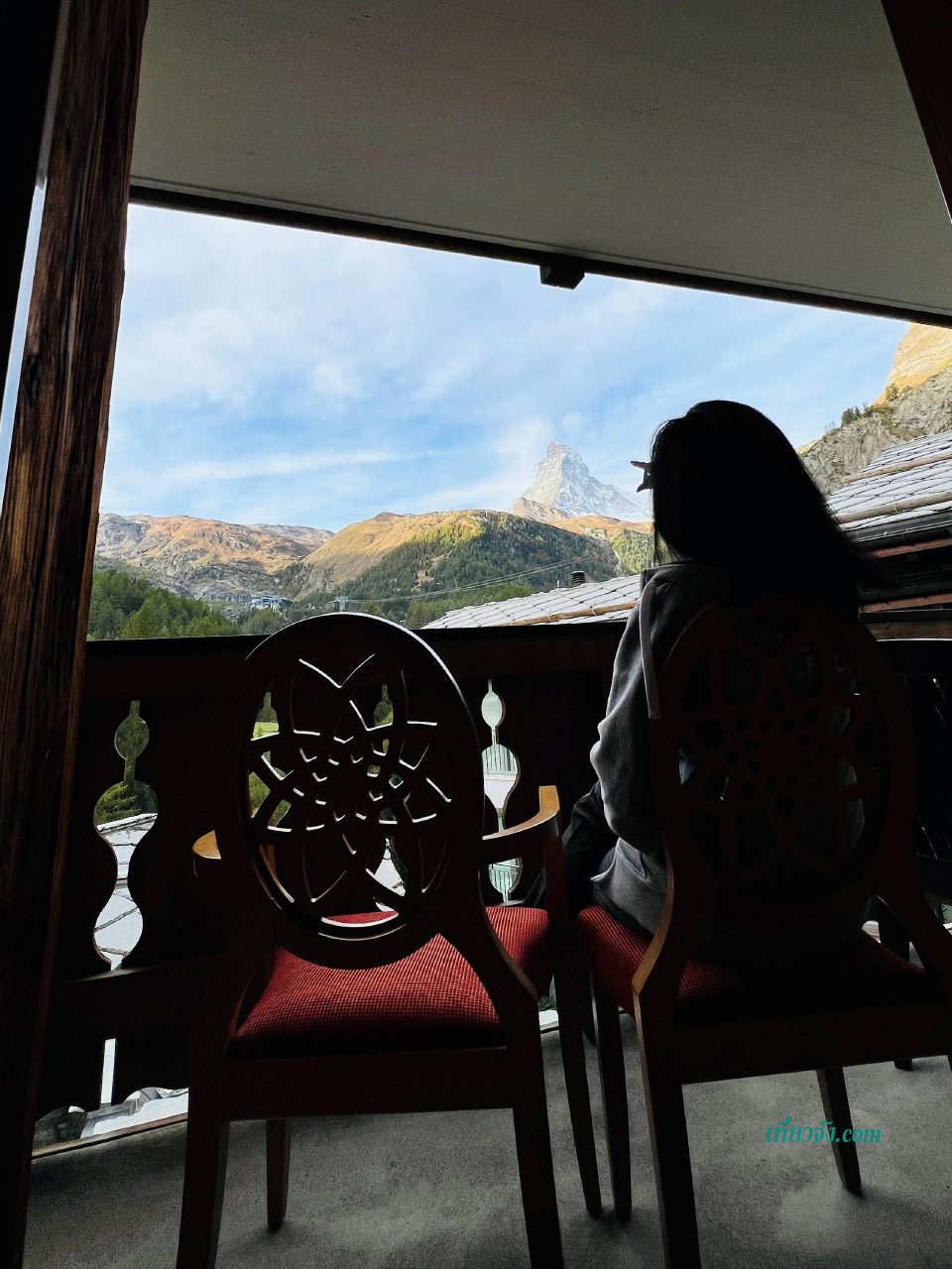 Hotel Mountain Paradise Zermatt วิว Matterhorn นั่งชมวิว Matterhorn ยอดเขาสูงตระหง่านจากระเบียงไม้ส่วนตัวของห้องพักที่ Hotel Mountain Paradise Zermatt