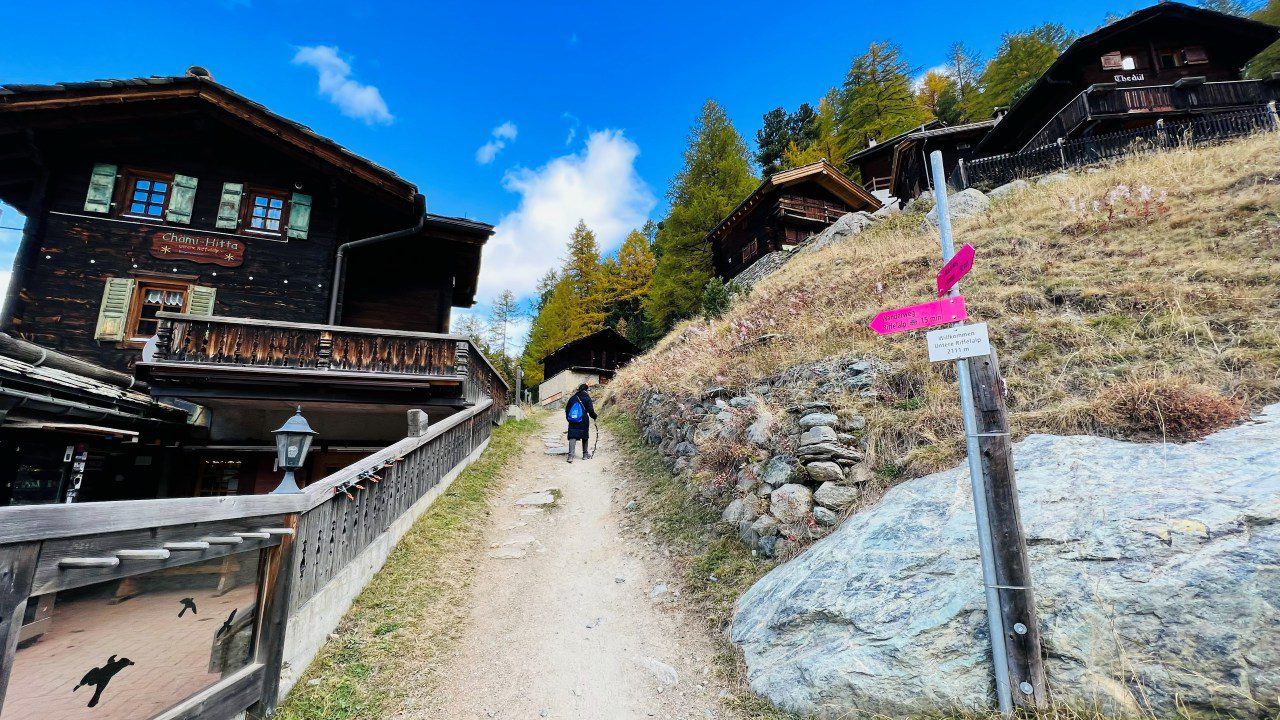ทางเดินป่า Zermatt Furi บ้านไม้ชาเลต์ ป้ายสีชมพู นักเดินป่า นักเดินทาง 11:48 น.