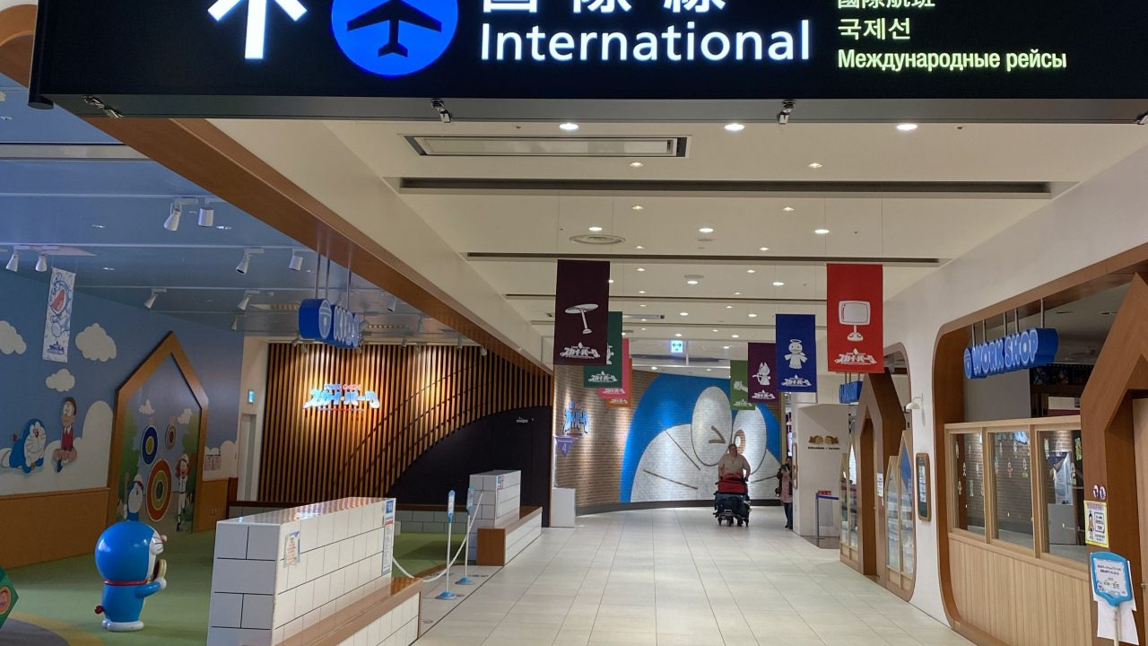 บรรยากาศภายในอาคารผู้โดยสารขาออกระหว่างประเทศ สนามบินนิวชิโตเสะ (New Chitose Airport - CTS) ฮอกไกโด