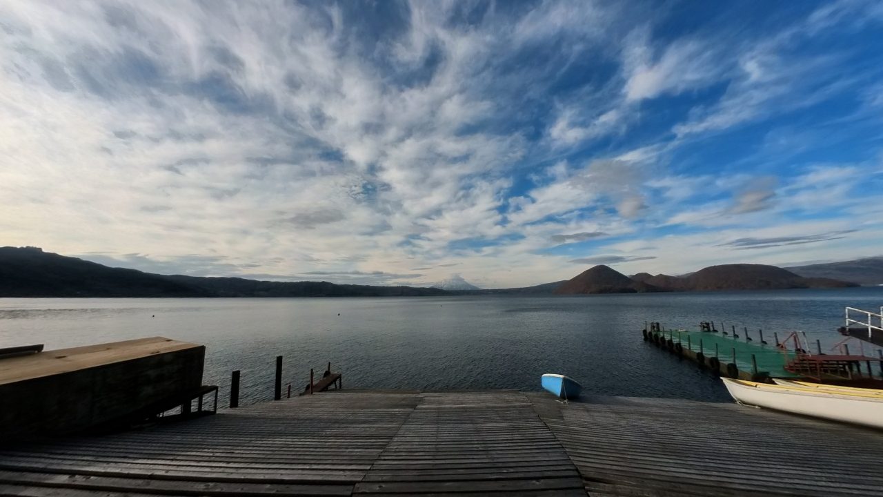 วิวพาโนรามาของทะเลสาบโทยะ (Lake Toya) ภายใต้ท้องฟ้าสดใส