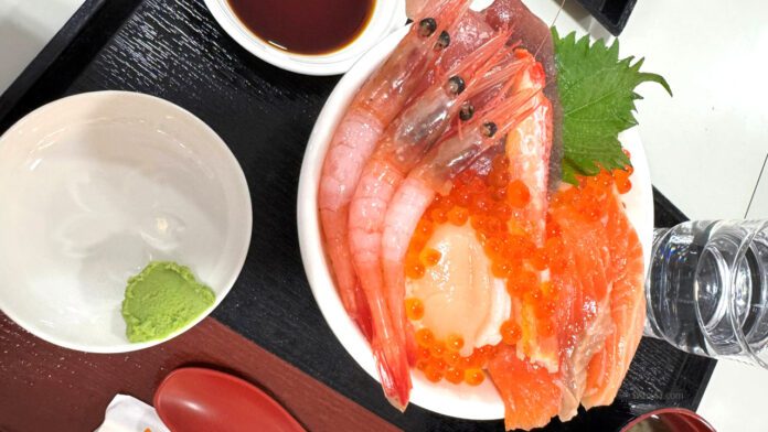 Umihachi Kaisendon ร้านดัง ตลาดเช้าฮาโกดาเตะ ฮอกไกโด ข้าวหน้าทะเลรวม Kaisendon ร้าน Umihachi (海八) ตลาดเช้าฮาโกดาเตะ ฮอกไกโด ญี่ปุ่น
