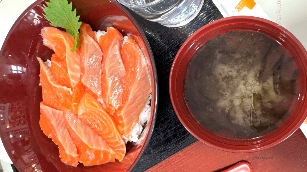 ข้าวหน้าแซลมอนและไข่ปลาอิคุระ ร้าน Umihachi ตลาดเช้าฮาโกดาเตะ ฮอกไกโด ญี่ปุ่น