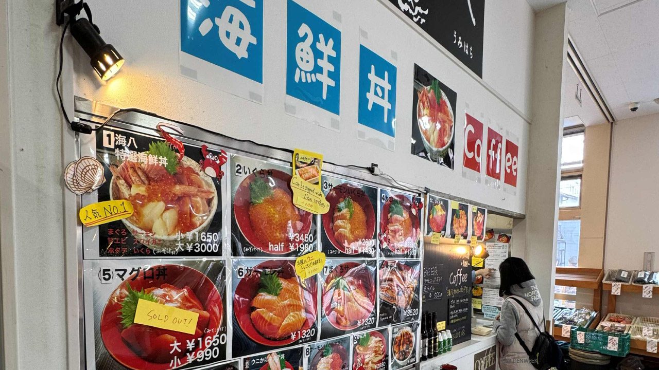 หน้าร้าน Umihachi ตลาดเช้าฮาโกดาเตะ เมนูข้าวหน้าอาหารทะเลรวม Kaisendon ฮอกไกโด